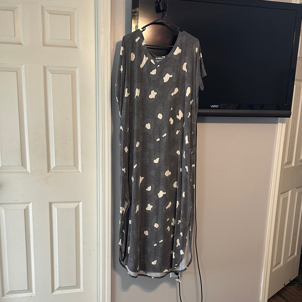 Zenana Outfitters Gray and Cream Top